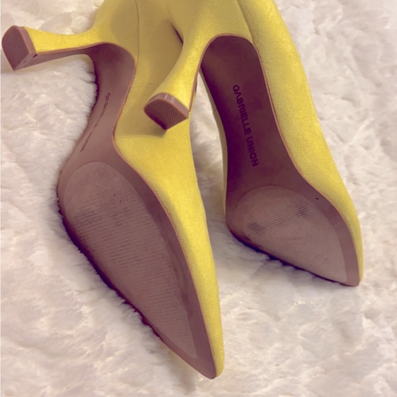 Gabrielle Union size 9 yellow suede heel pump - Picture 2 of 3